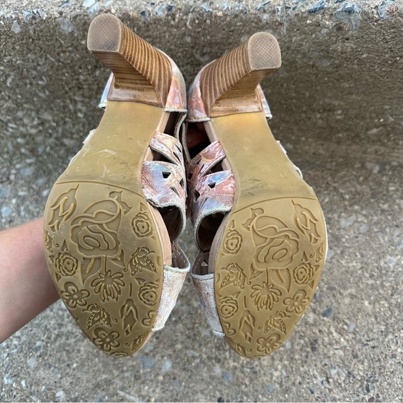 L'Artiste Amora Hand Painted Leather Peep Toe Laser Cut Bronze Sandal - Picture 9 of 10